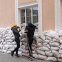 Homokzsákokat helyeznek el a helyi művelődési ház körül Ivano-Frankivszkben 2022. március 1-jén