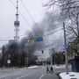 Füst száll fel a kijevi tévétoronyból a bombázás után 2022. március 1-jén