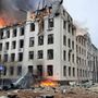 A harkivi rendőrség épülete lángokban áll 2022. március 2-án