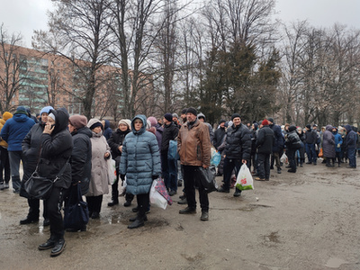 A helyi lakosok ételért állnak sorban Harkivban 2022. március 2-án