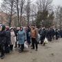 A helyi lakosok ételért állnak sorban Harkivban 2022. március 2-án