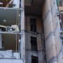 Egy lakóépület romjai Harkivban 2022. február 27-én