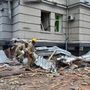 Tűzoltók dolgoznak a rendőrségi épület romjai közt Harkivban 2022. március 2-án