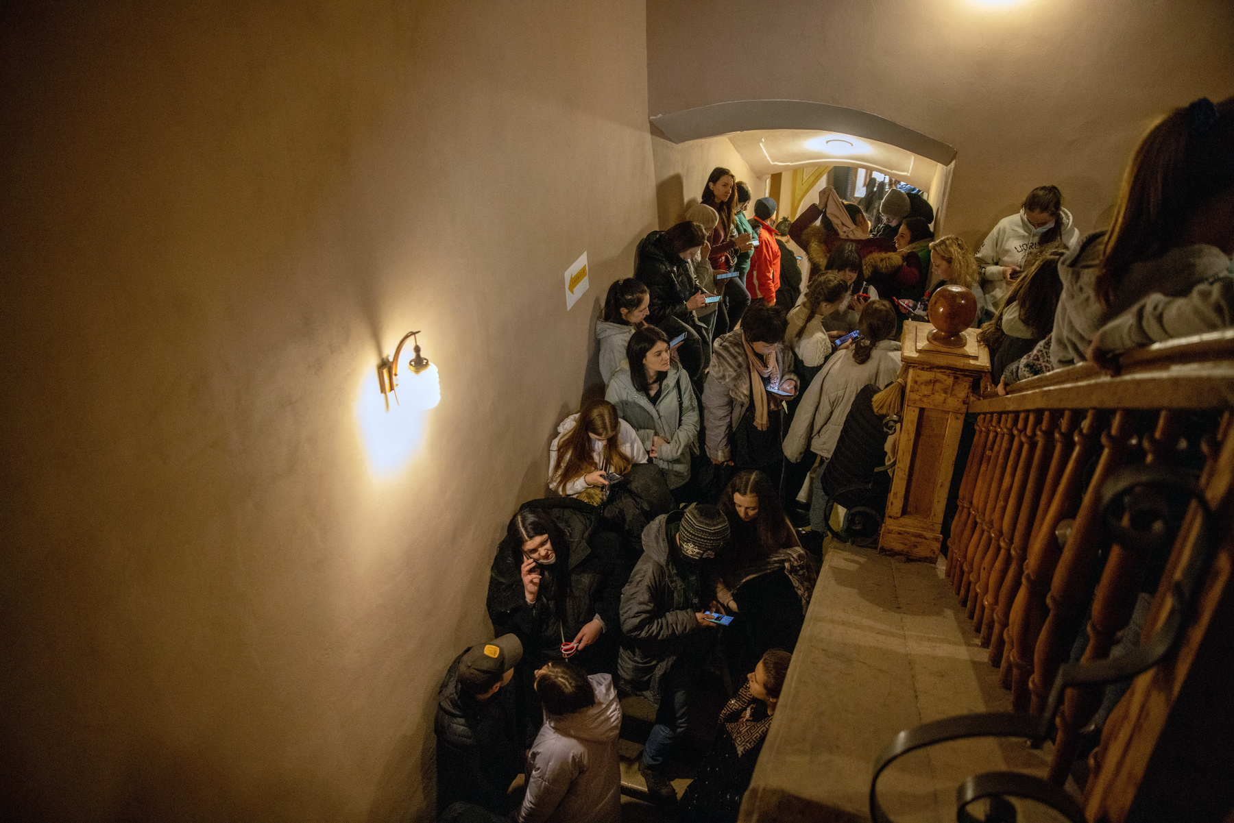 A lakosok az Ivanychuk-könyvtárban keresnek menedéket 2022. március 1-jén

