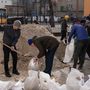 Homokzsákokat pakolnak Ivano-Frankivszkban 2022. március 1-jén