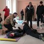 Civilek vesznek részt egy elsősegély-tanfolyamon Ivano-Frankivszkban 2022. március 1-jén

