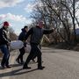 Földdel teli zsákokat pakolnak a Kaharlyk és Zsitomir közötti útszakaszon 2022. február 26-án


