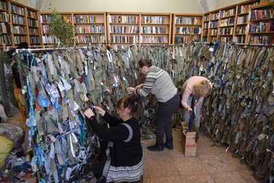 A lakosok az Ivanychuk-könyvtárban keresnek menedéket 2022. március 1-jén

