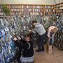 Önkéntesek álcahálót gyártanak egy könyvtárban, Lvivben 2022. március 1-jén