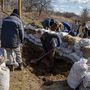 Földdel teli zsákokat pakolnak a Kaharlyk és Zsitomir közötti útszakaszon 2022. február 26-án
