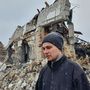 Egy fiatal férfi a háza romjain áll, miután azt előző nap orosz bombatámadás érte Zsitomirban, 2022. március 2-án