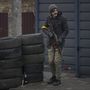 A polgári védelem egyik tagja gumiabroncsok mögött áll a Kijev közelében lévő Horenka településen 2022. március 2-án