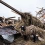 Egy bárány Zsitomirban, a megsemmisült lakóépület maradványai között 2022. március 2-án