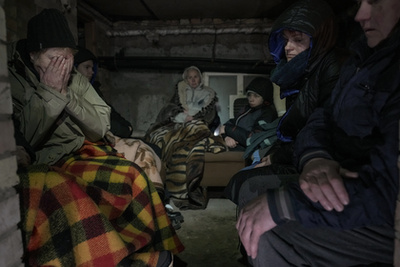 Az orosz légitámadások elől, az óvóhelyre menekült asszonyok ülnek egymás mellett Kijev külvárosában 2022. március 2-án