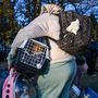 Az orosz-ukrán háború miatt macskájával menekülő nő a tiszabecsi II. Rákóczi Ferenc Általános Iskolánál 2022. február 28-án