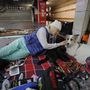 Kutyáját simogatja egy nő a kijevi metró egyik állomásán, amelyet óvóhelyként használnak az ukrán fővárost érő orosz támadások miatt 2022. március 2-án
