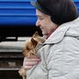 Egy nő a kutyájával sétál a vonat felé Kramatorszkban, Ukrajnában 2022. február 28-án

