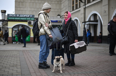 Egy macskájával a kijevi Kijiv-Paszazsirszkij vasútállomás közelében 2022. február 24-én