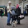 Nők beszélgetnek, miközben bőröndjeikkel és állataikkal állnak a Kijiv-Paszazsirszkij
vasútállomás közelében Kijevben 2022. február 24-én reggel
