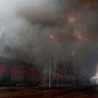 Lángol egy épület az ukrán Chaikyben 2022. március 3-án