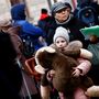 Ukrajnából menekült gyermek a lengyel Przemyśl pályaudvarán 2022. március 3-án