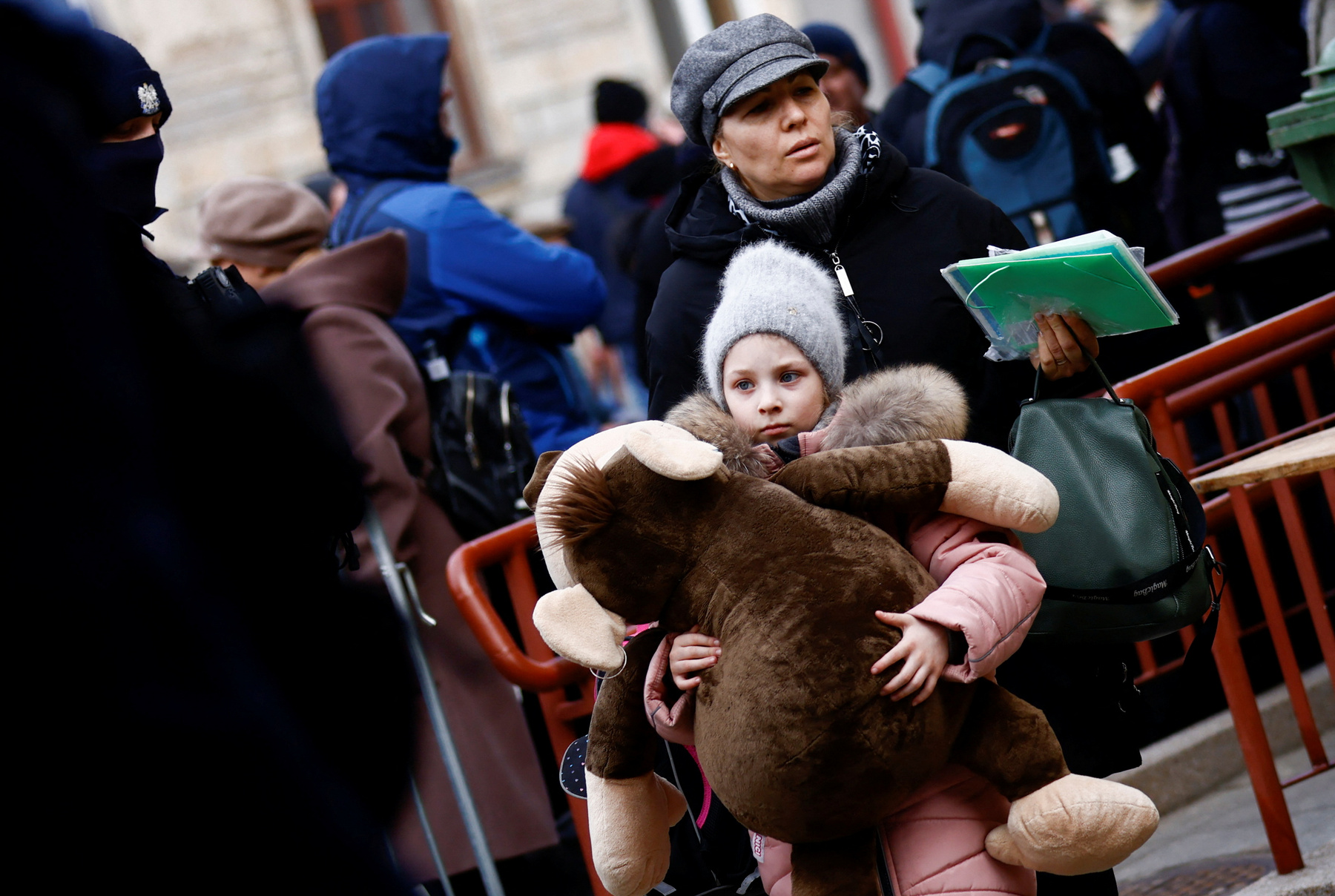 Ukrajnából menekült gyermek Ukrajna és Szlovákia határán, Felsőnémetiben 2022. március 4-én