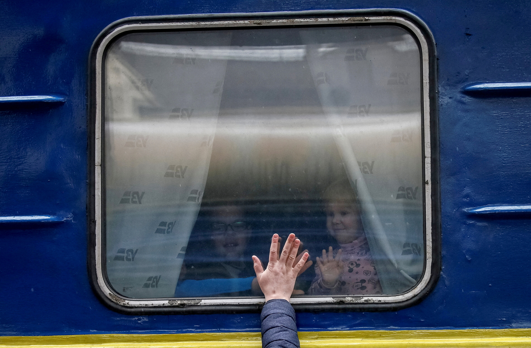 Ukrajnából menekült gyermek Ukrajna és Szlovákia határán, Felsőnémetiben 2022. március 4-én
