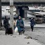 Emberek sétálnak a romok mellett Kijevben 2022. március 4-én