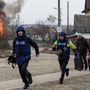 A nemzetközi sajtó munkatársai menekülnek a támadás elől Irpinyben 2022. március 6-án