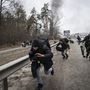 Menekülő emberek a robbanás elől Irpinyben a civil lakosság evakuálása közben 2022. március 6-án