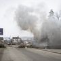 Robbanás Irpinyben a civil lakosság evakuálása közben 2022. március 6-án