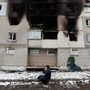 Egy kiégett lakóépület a donyecki régióban Ukrajnában 2022. március 11-én