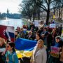 Az ukránok az Európai Bizottság hágai képviselete előtt gyűltek össze, hogy tiltakozzanak Oroszország ukrajnai inváziója ellen 2022. március 12-én
