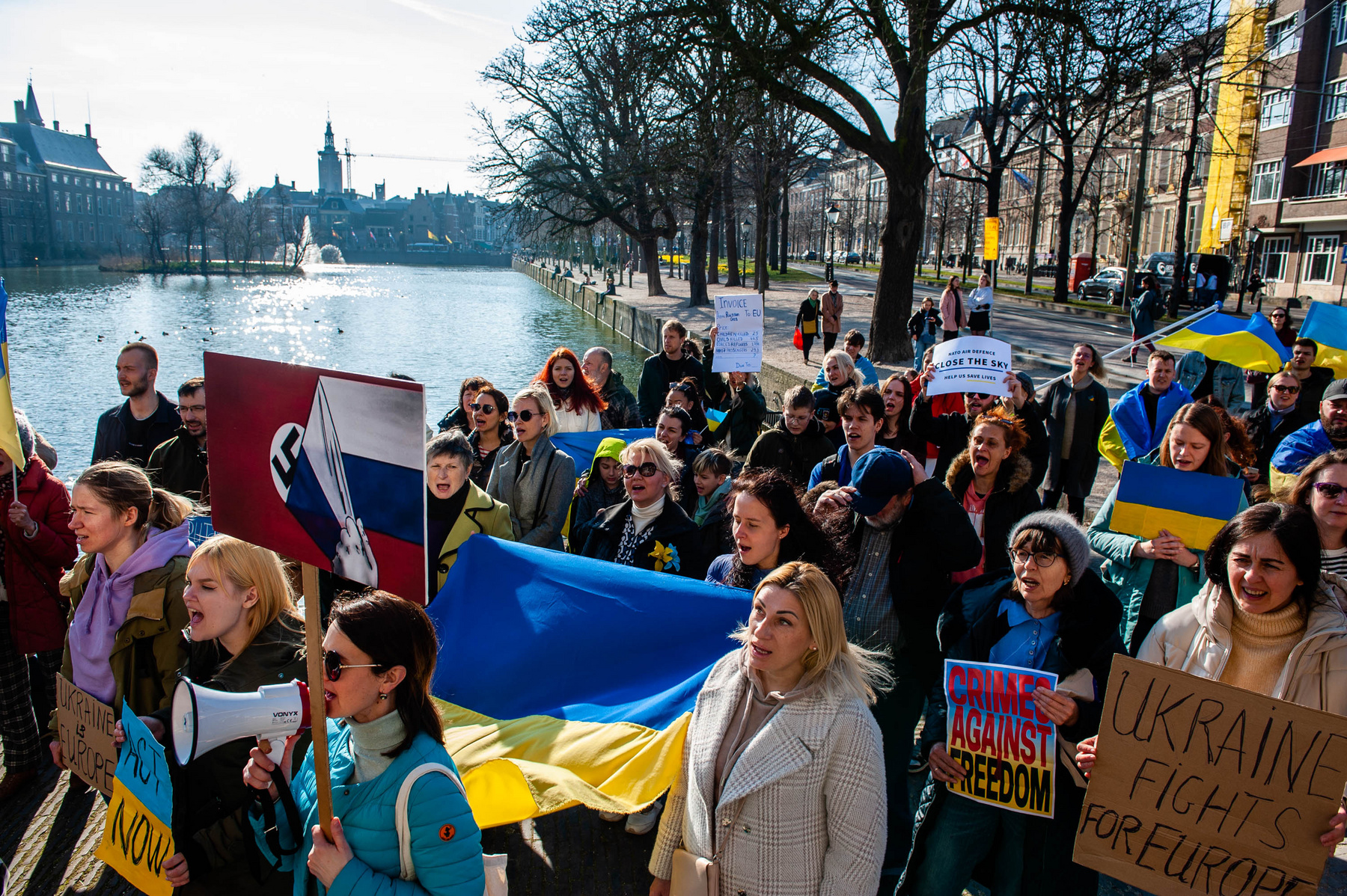 Az Ukrajnát ért orosz támadás ellen tiltakoznak a tüntetők Firenzében 2022. március 12-én