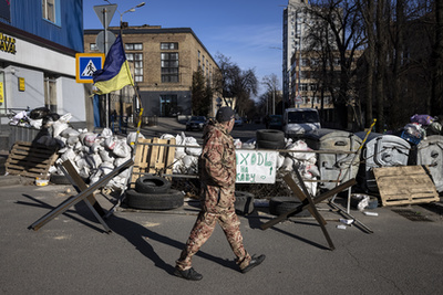 Katonai ellenőrzőpont Kijevben 2022. március 15-én