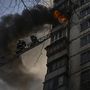 Tűzoltók dolgoznak egy lakóháznál Kijevben 2022. március 15-én