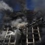 Tűzoltók dolgoznak egy lakóháznál Kijevben 2022. március 15-én