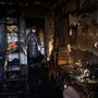 Egy lakó megnézi megsemmisült lakását Kijevben 2022. március 15-én