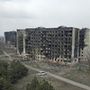 Megsemmisült lakóépületek Mariupolban 2022. március 18-án
