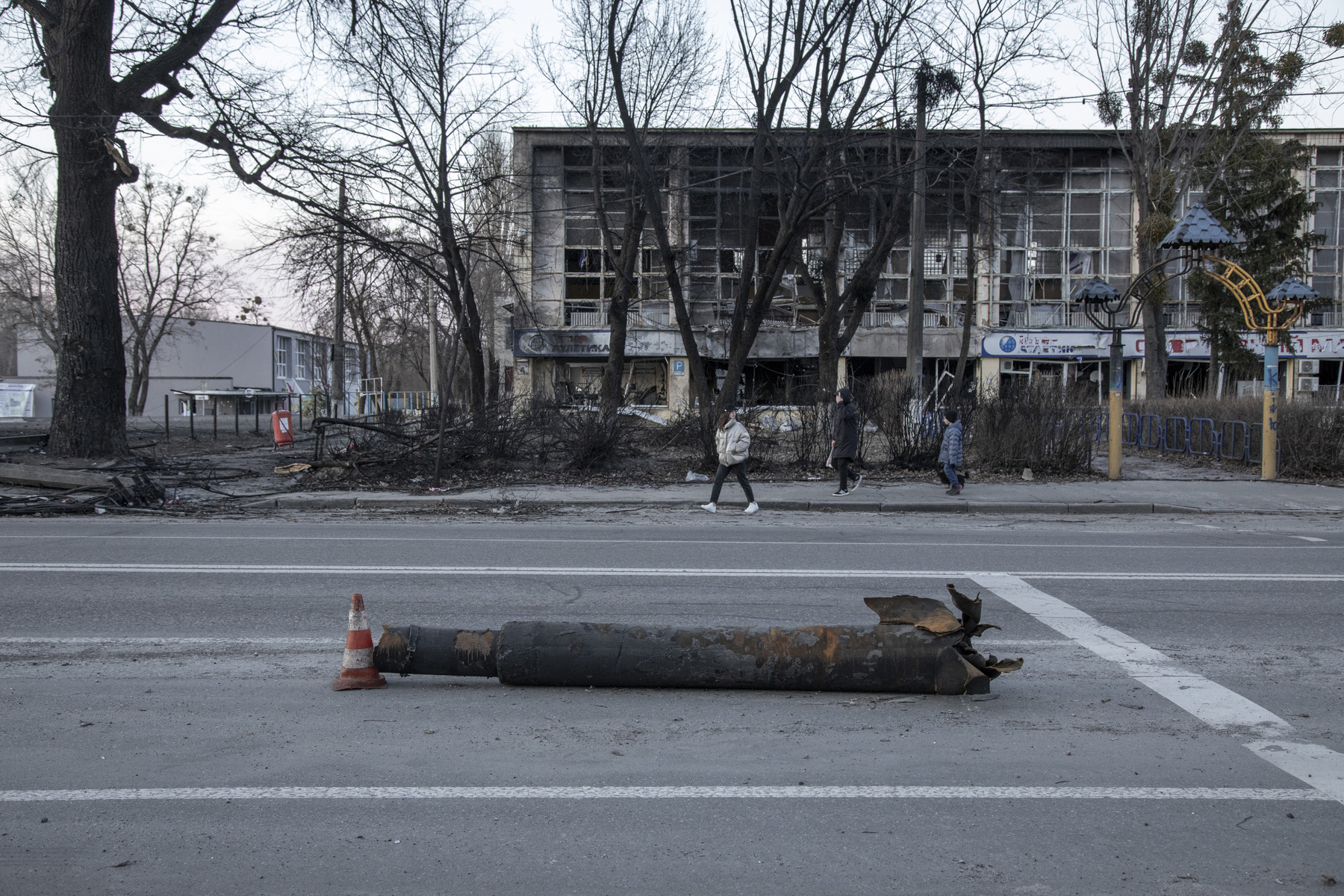 Meglőtt tűzoltóautó egy elhunyt tűzoltó búcsúztatásán 2022. március 19-én Harkivban