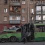 Egy robbanásban megsérült busz maradványai Kijevben 2022. március 18-án