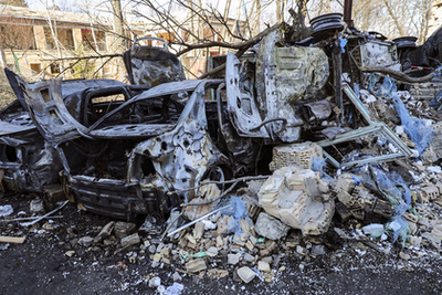 Meglőtt tűzoltóautó egy elhunyt tűzoltó búcsúztatásán 2022. március 19-én Harkivban