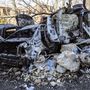 Tüzérségi támadásban megsemmisült járművek Kijevben 2022. március 18-án
