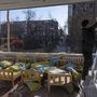 Ágyak egy találatot kapott iskola épületében Kijevben 2022. március 18-án