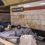 A ukrán fõvárost érő orosz támadások miatt óvóhelyként használják az emberek a kijevi metró egyik állomását 2022. március 18-án
