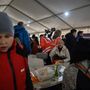 Humanitárius folyosón Mariupolból Zaporizzsjába érkezett menekültek 2022. április 21-én