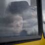 Egy fiú a Mariupolból a harcok elől Zaporizzsjába tartó buszon 2022. április 21-én