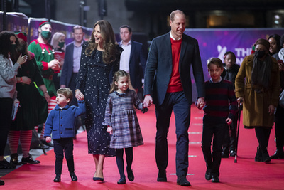 Vilmos herceg , Katalin hercegné a gyerekekkel György herceggel, Sarolta hercegnővel és Lajos herceggel 2020. december 11-én