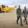 Vilmos herceg és Károly herceg a RAF mentőbázison 2012. július 9-én