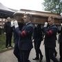 Koporsóvivők vállukon viszik Mihail Gorbacsov egykori szovjet államfő koporsóját a moszkvai Novogyevicsi temetőben tartott temetési szertartáson 2022. szeptember 3-án.